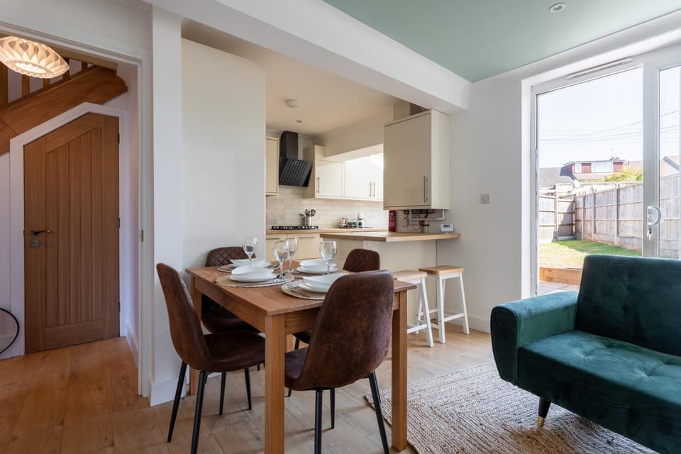 Kitchen or kitchenette, Seating area, Dining area