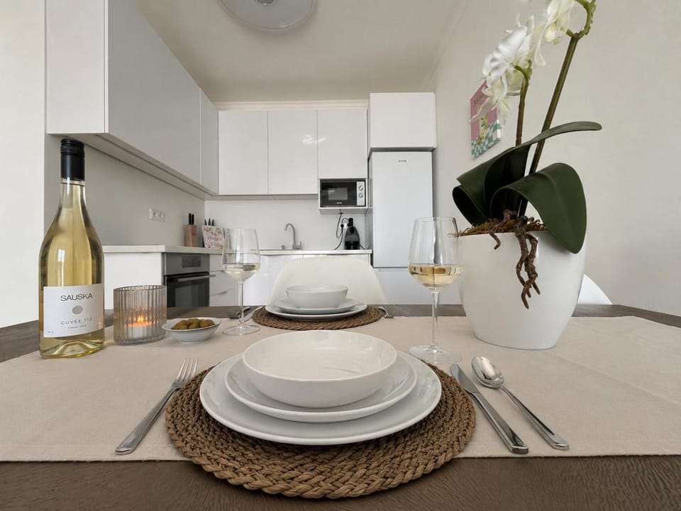 Kitchen or kitchenette, Dining area