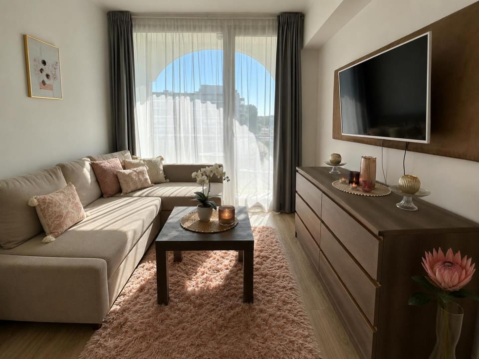 Bed, TV and multimedia, Living room, Photo of the whole room, Seating area