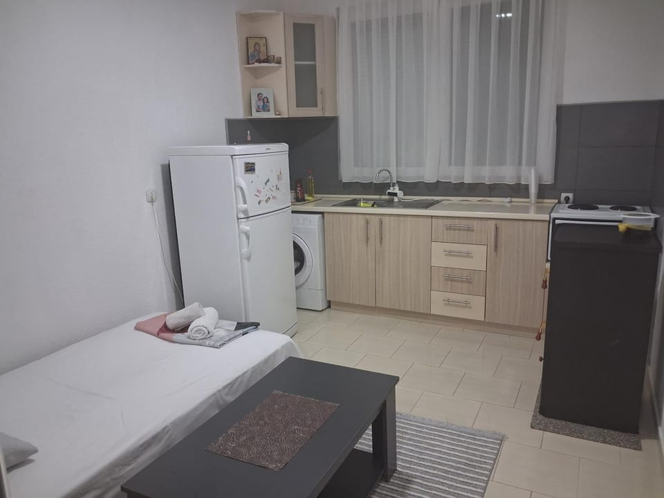 Bed, Kitchen or kitchenette, oven, stove, washing machine
