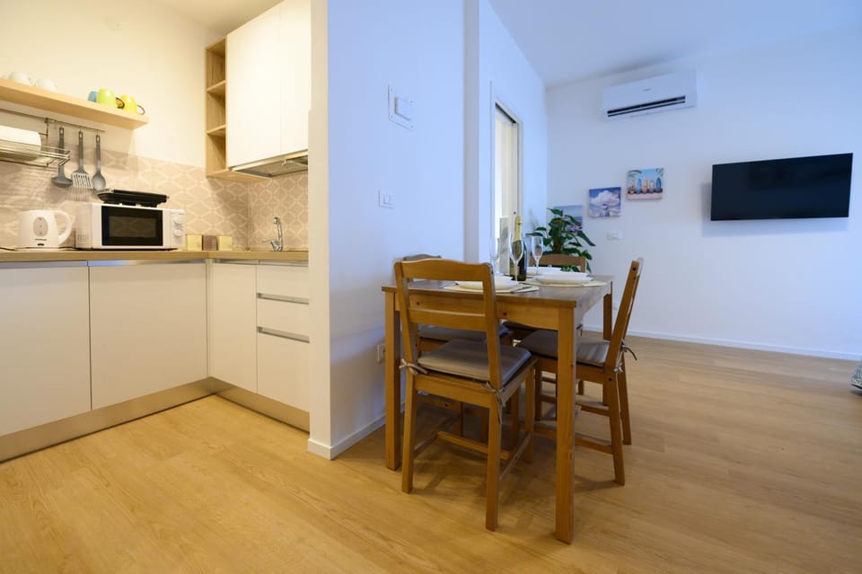 TV and multimedia, Kitchen or kitchenette, Living room, Seating area, Dining area, stove