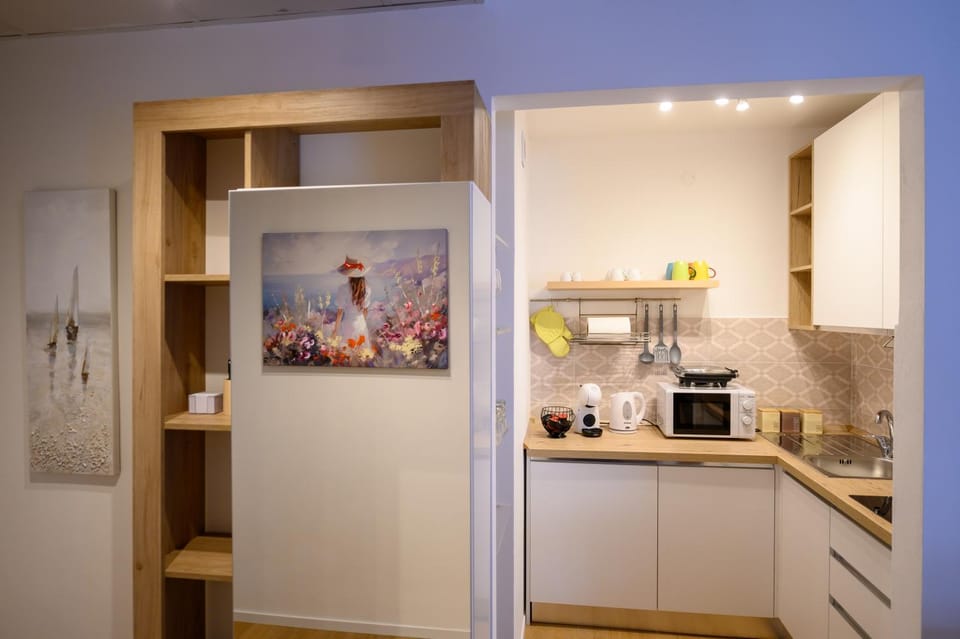 Coffee/tea facilities, Kitchen or kitchenette, oven, stove