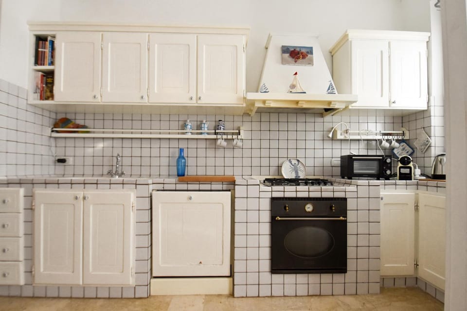 Coffee/tea facilities, Kitchen or kitchenette, dishwasher, stove