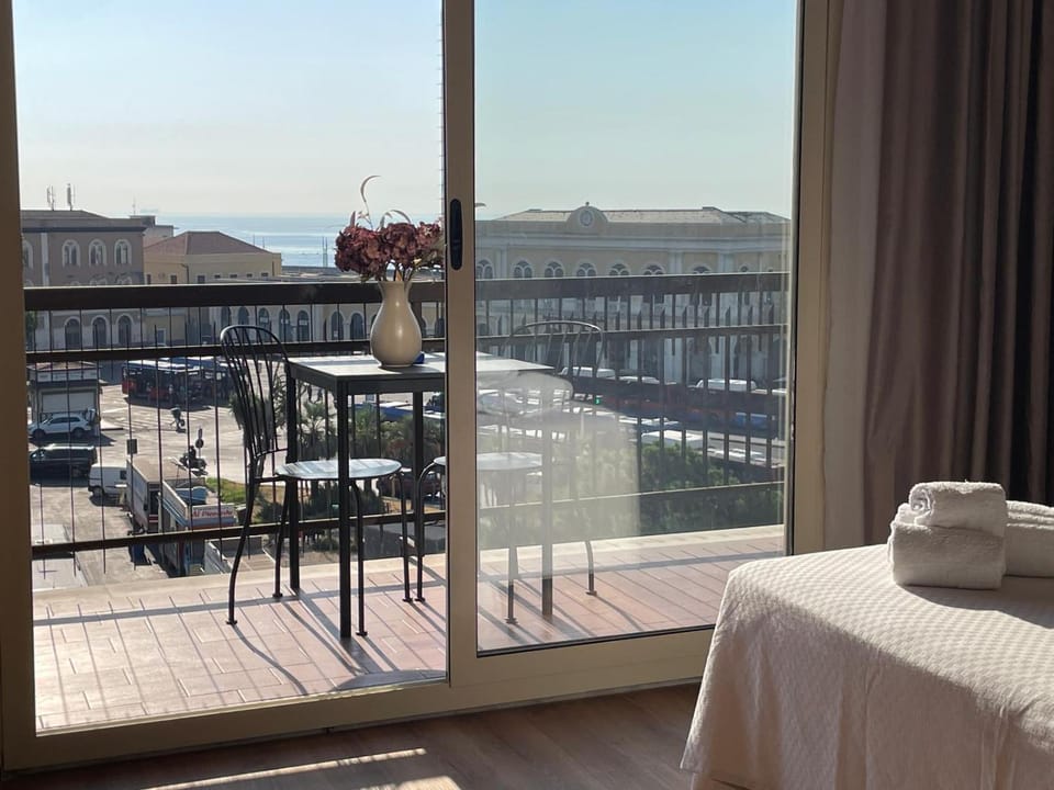 View (from property/room), Balcony/Terrace, Bedroom, City view