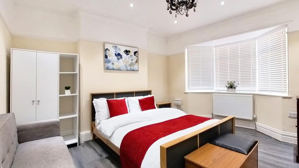Bed, Photo of the whole room, Decorative detail, Seating area, Bedroom, furniture