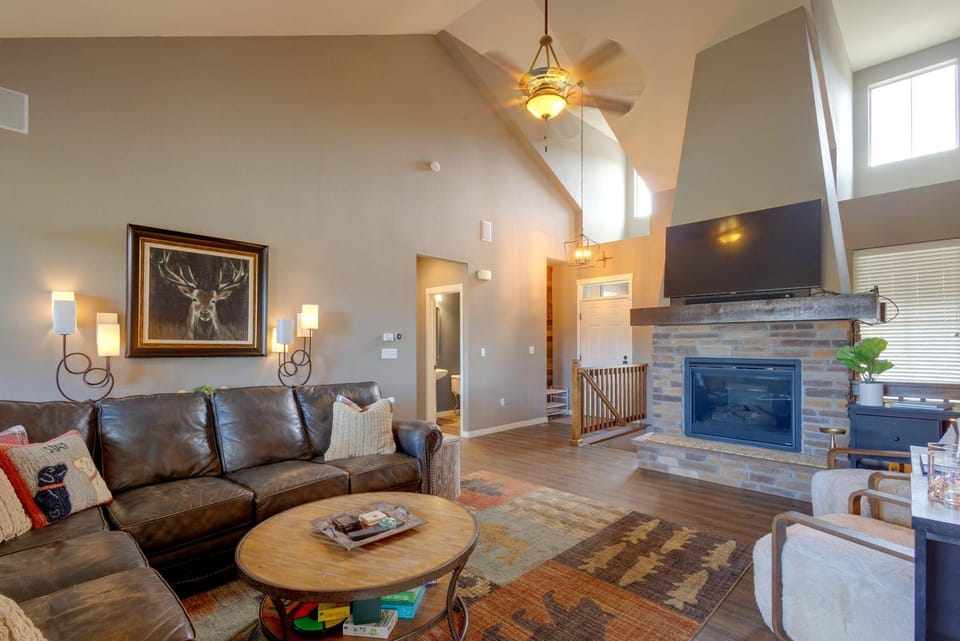 Hot Tub, Mtn Views, Resort Perks! Granby Getaway House in Granby