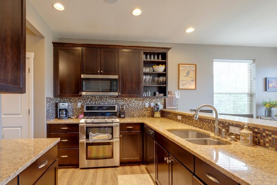 Hot Tub, Mtn Views, Resort Perks! Granby Getaway House in Granby