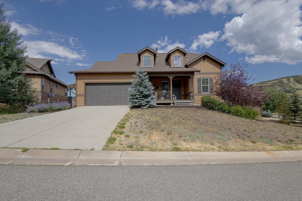 Hot Tub, Mtn Views, Resort Perks! Granby Getaway House in Granby
