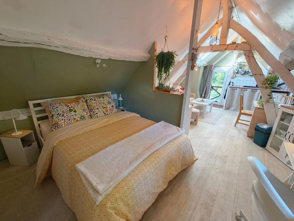 Bed, Photo of the whole room, Bedroom