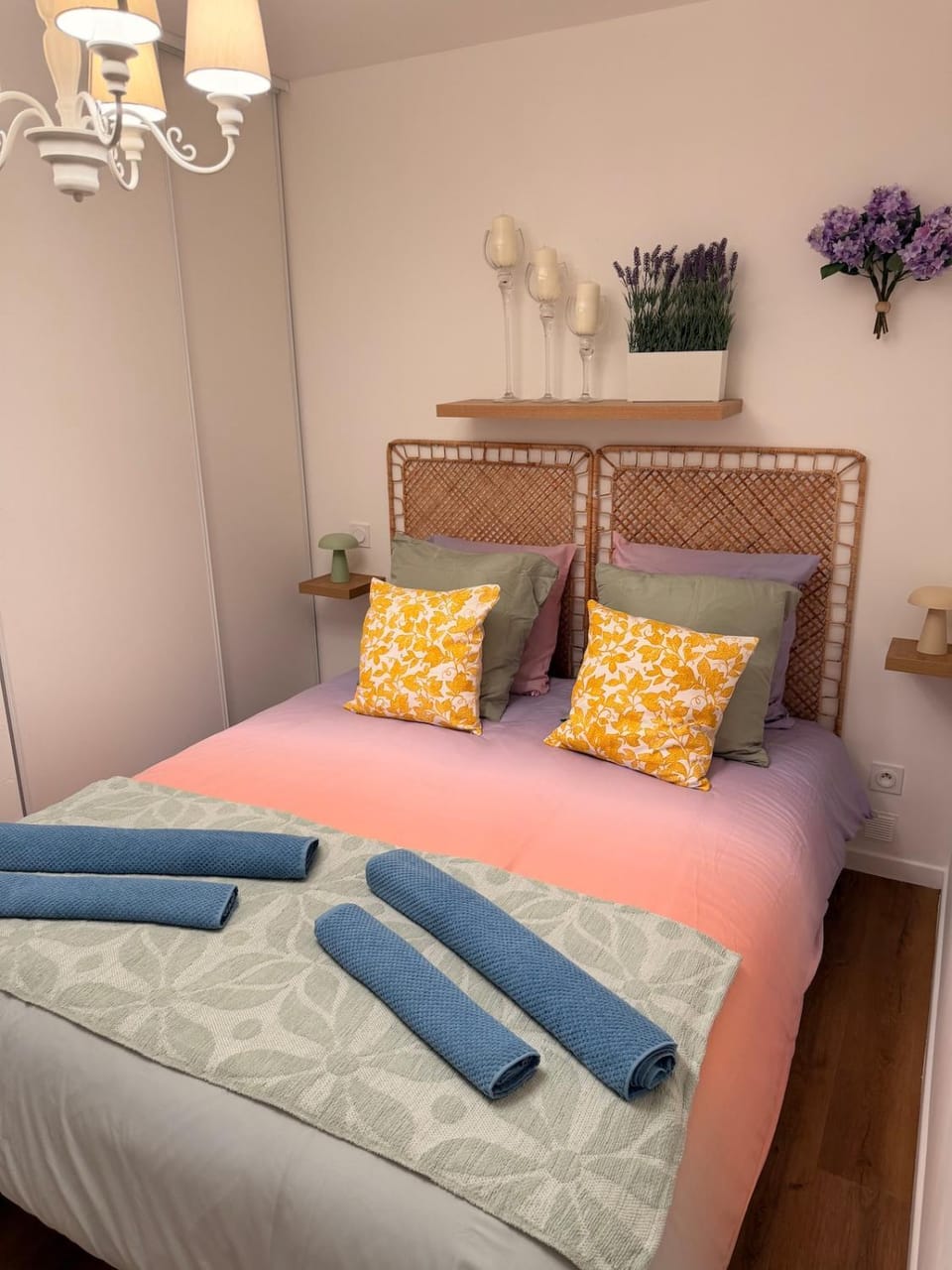 Bed, Bedroom, towels