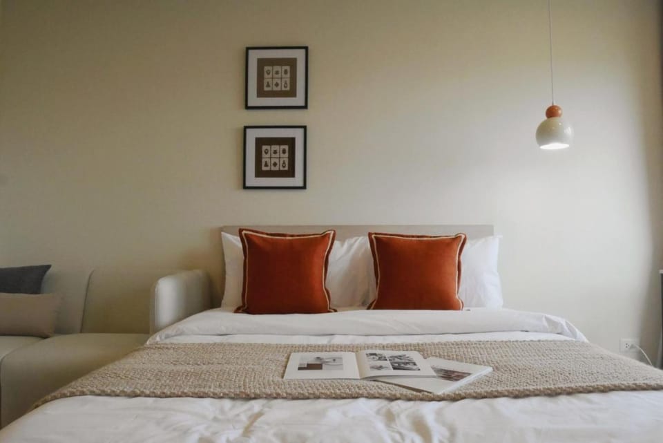 500m BTS l Chao Phraya River l Pool and Gym Apartment in Bangkok