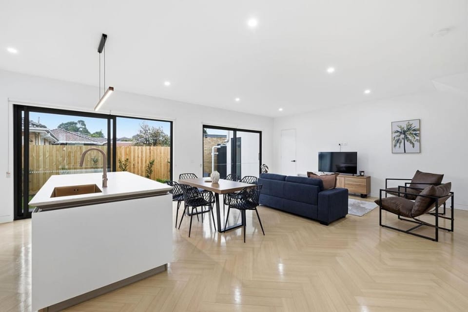 TV and multimedia, Kitchen or kitchenette, Living room, Seating area, Dining area