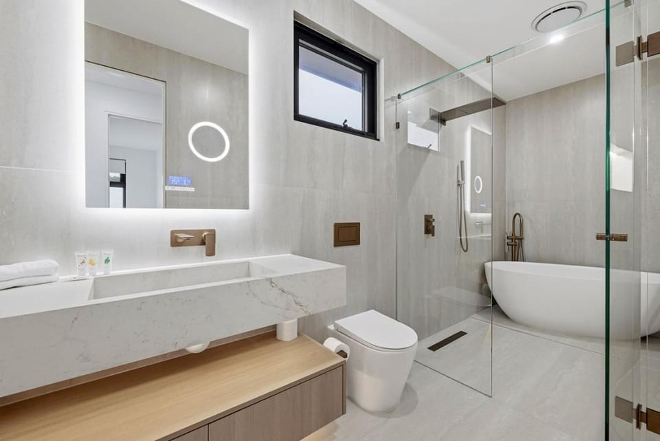 Shower, Toilet, Bathroom, Bath