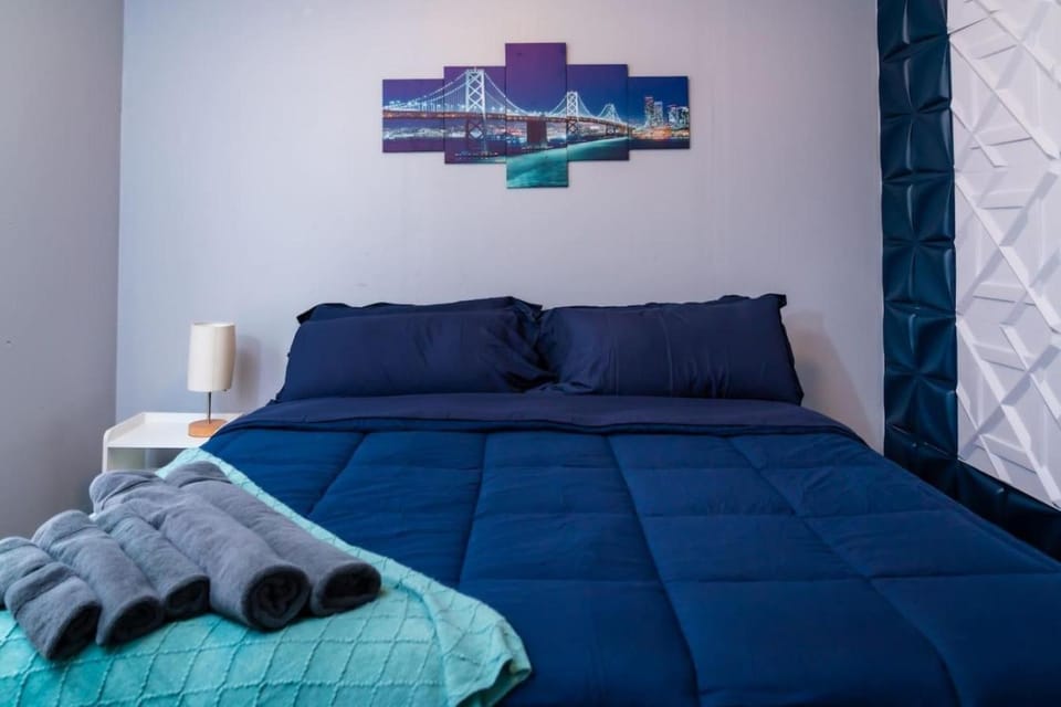 4BR Pet Friendly Home Near Niagara Falls Sleeps 10 Minutes to the Falls House in Niagara Falls