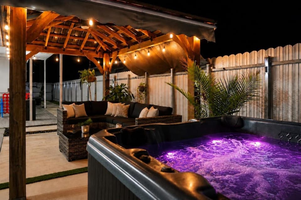 Hot Tub Oasis Near Hard Rock and Beach House in West Park