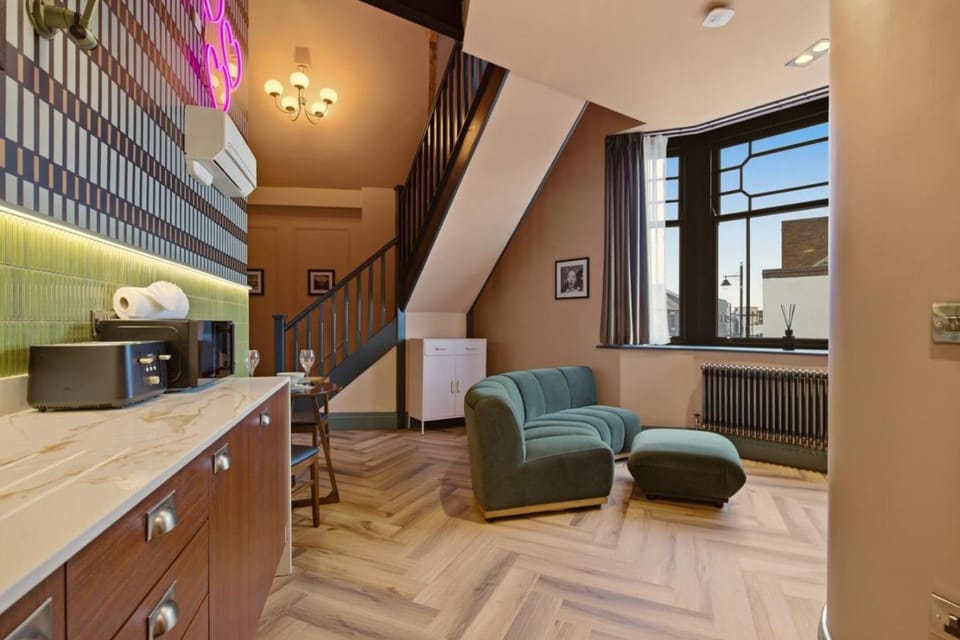 Kitchen or kitchenette, Living room, Seating area