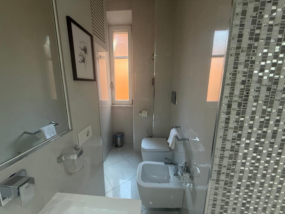 Toilet, bidet