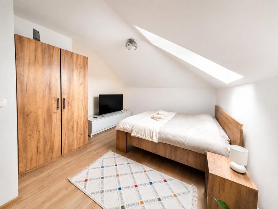 Bed, TV and multimedia, Bedroom, wardrobe