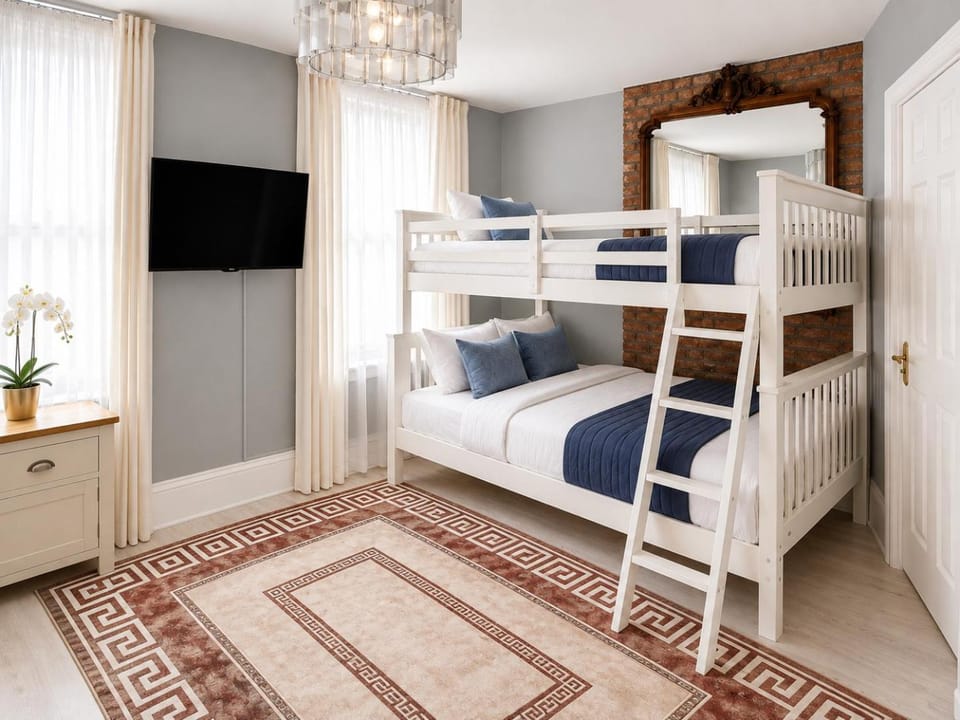 Communal lounge/ TV room, Bed, TV and multimedia, Living room, Photo of the whole room, Seating area, Evening entertainment, Bedroom, bunk bed, wardrobe