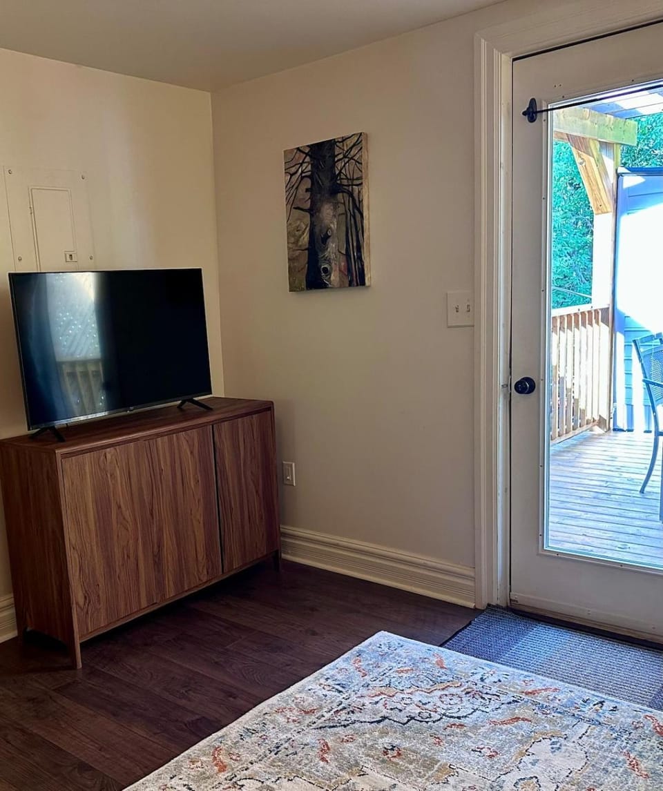 The Walton Cozy and Charming, Steps to Downtown Apartment in Port Hope