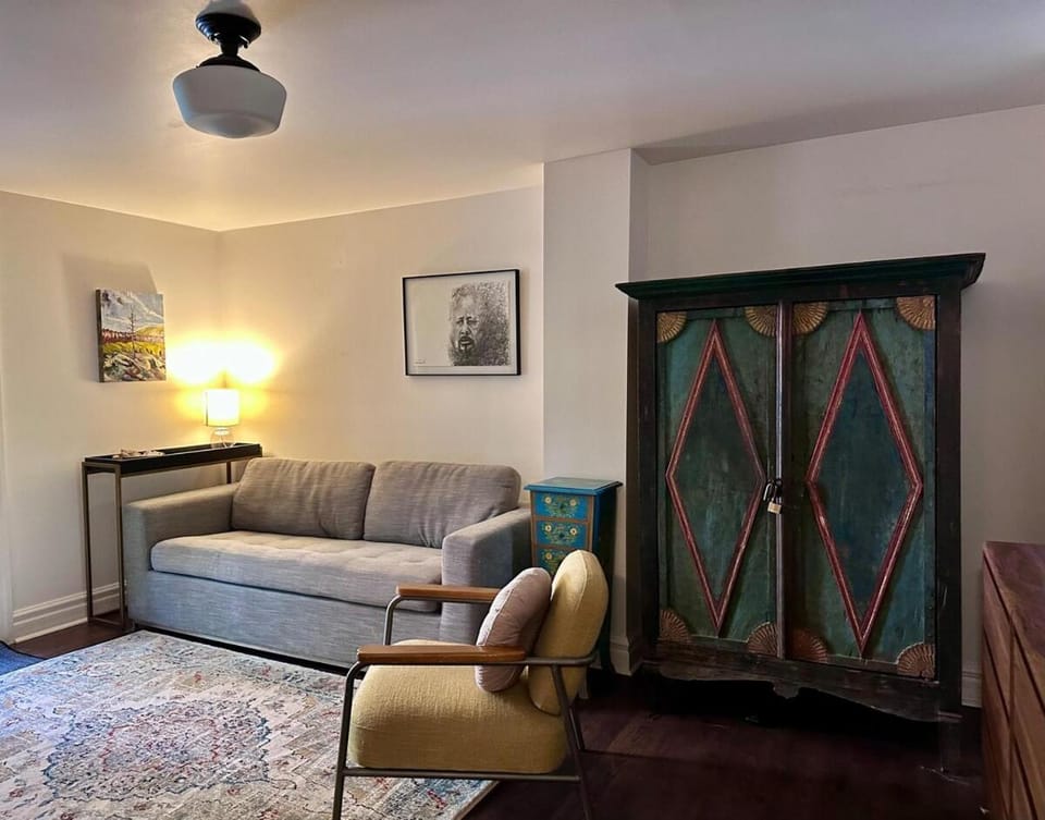 The Walton Cozy and Charming, Steps to Downtown Apartment in Port Hope