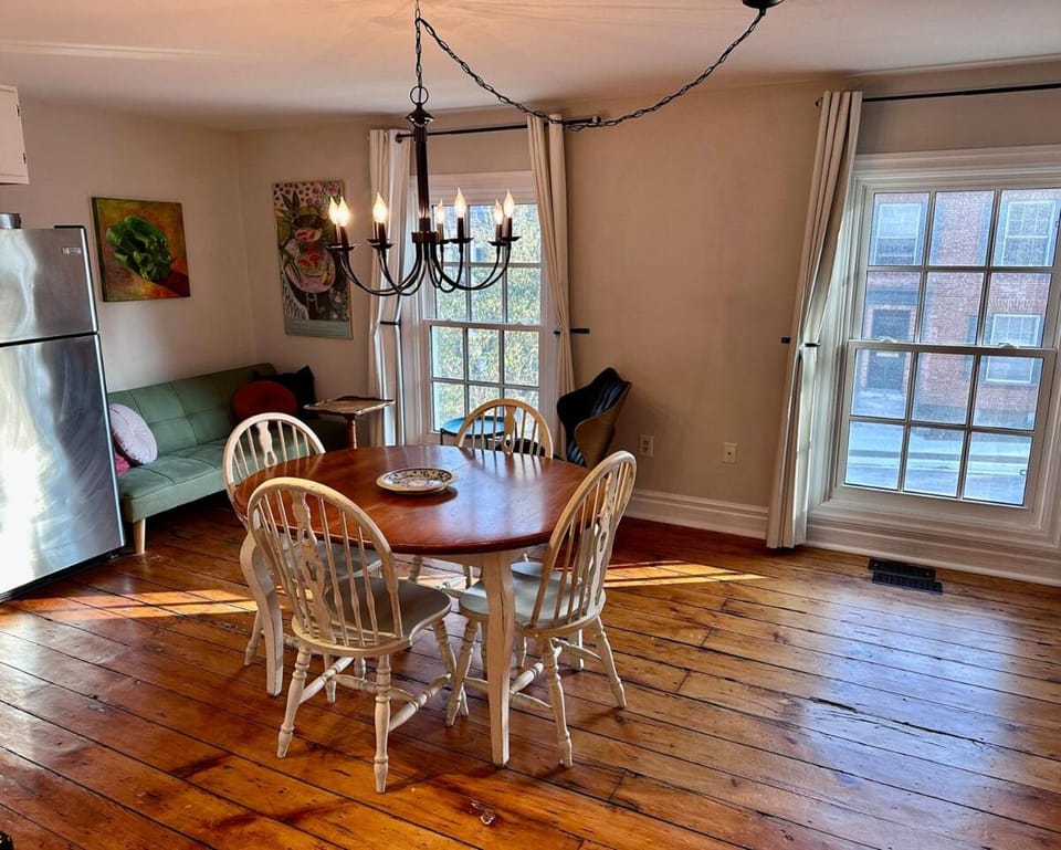 Kitchen or kitchenette, Seating area, Dining area