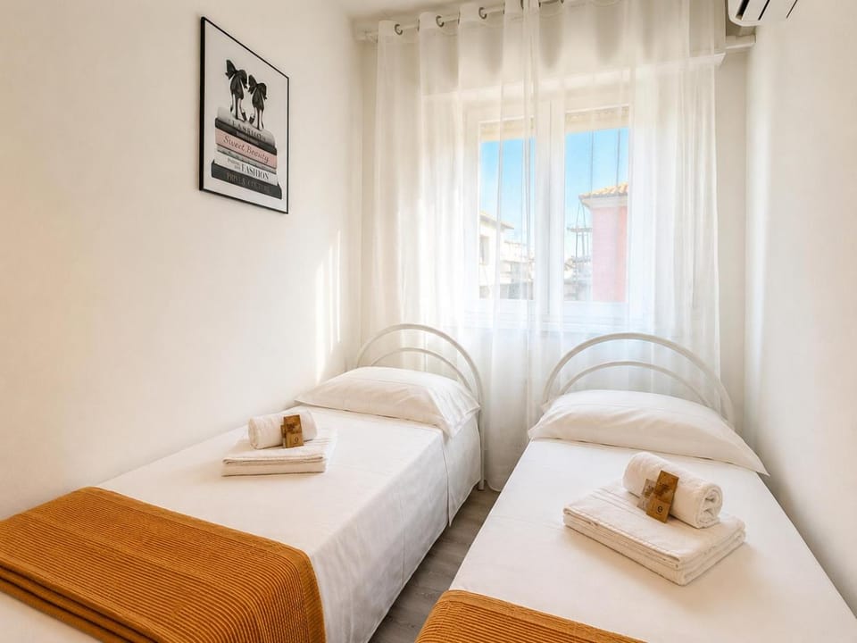 Bed, Bedroom, towels