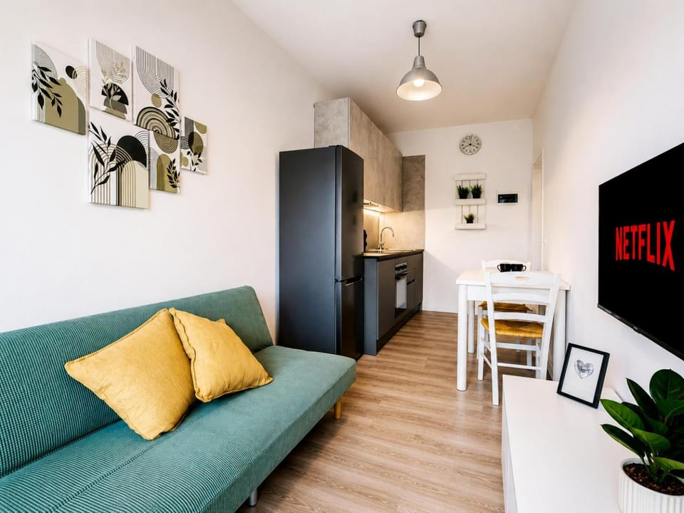 TV and multimedia, Kitchen or kitchenette, Living room, Dining area