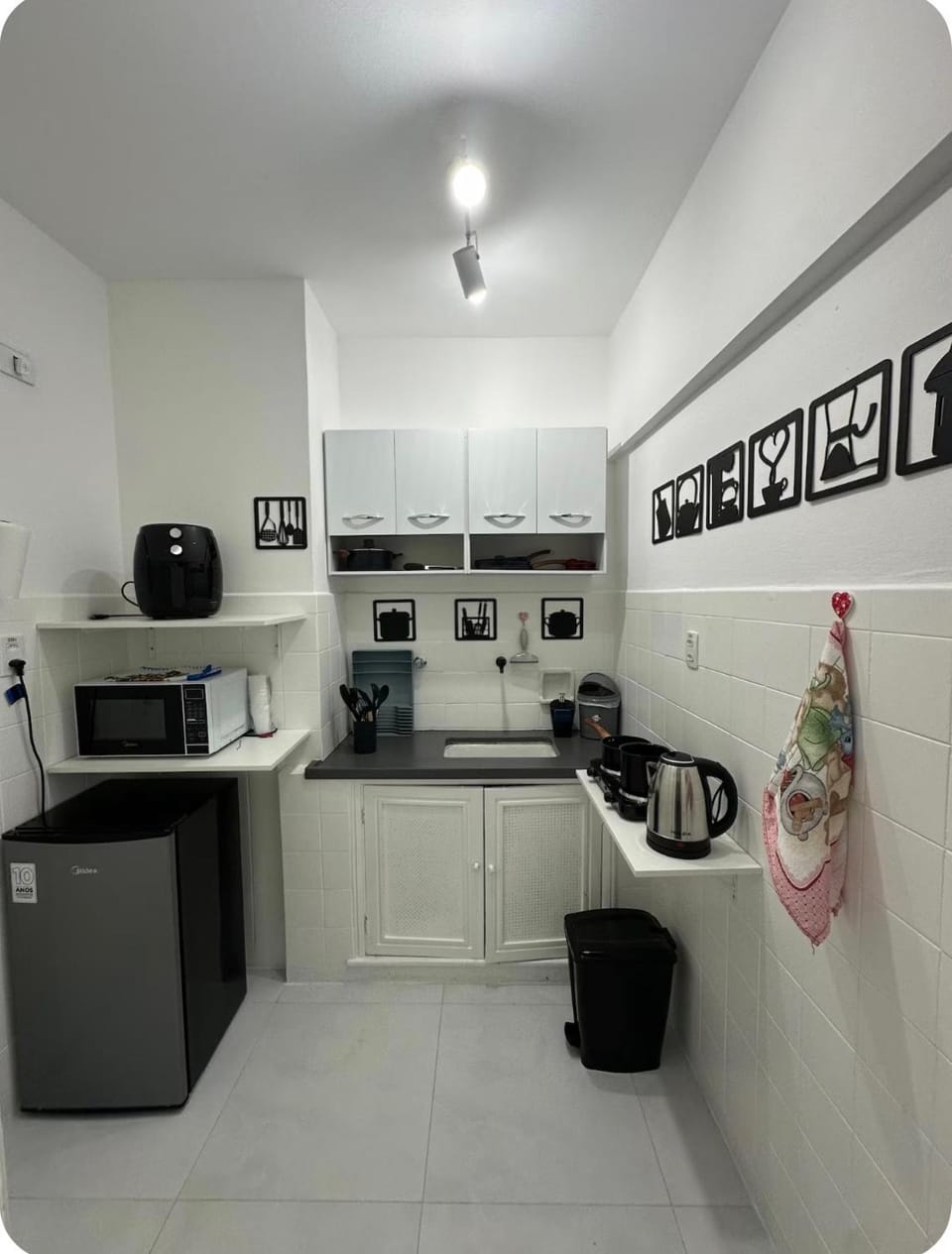 Kitchen or kitchenette, minibar