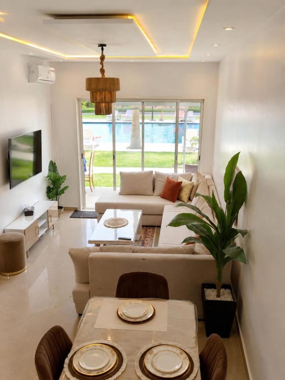 TV and multimedia, Living room, Dining area, air conditioner