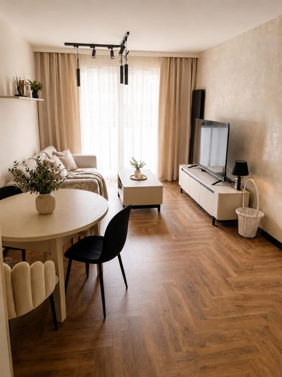 TV and multimedia, Living room, Seating area, Dining area