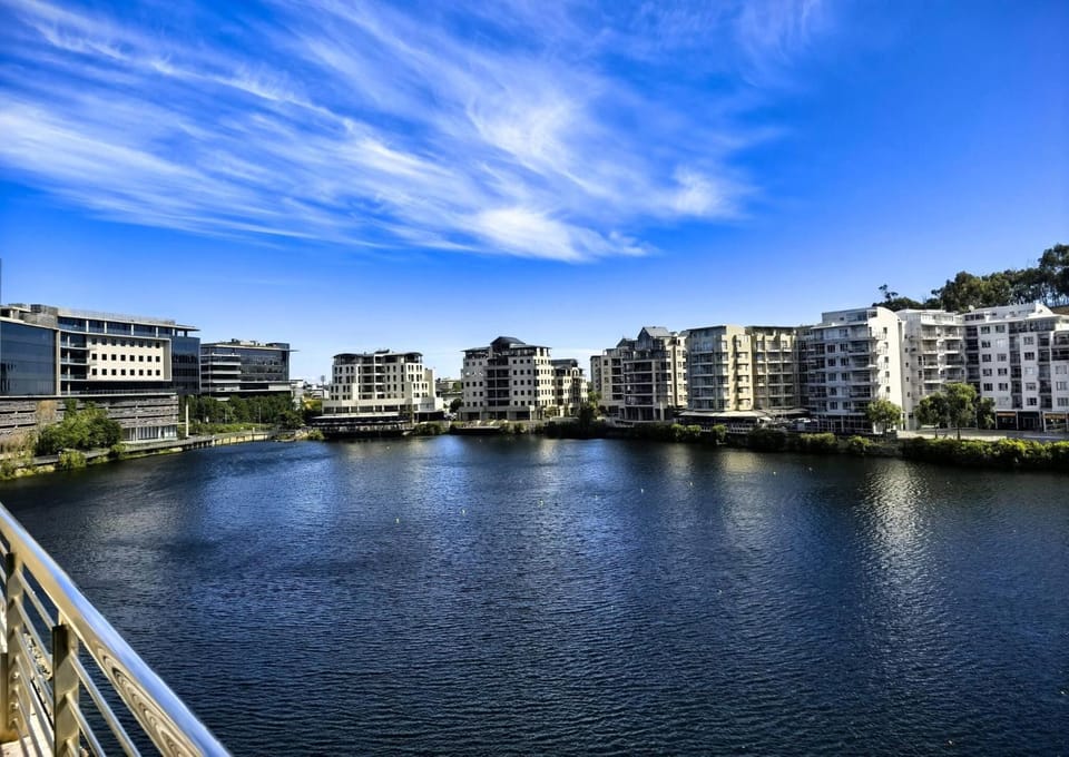 Stunning lake view apartment Apartment in Cape Town