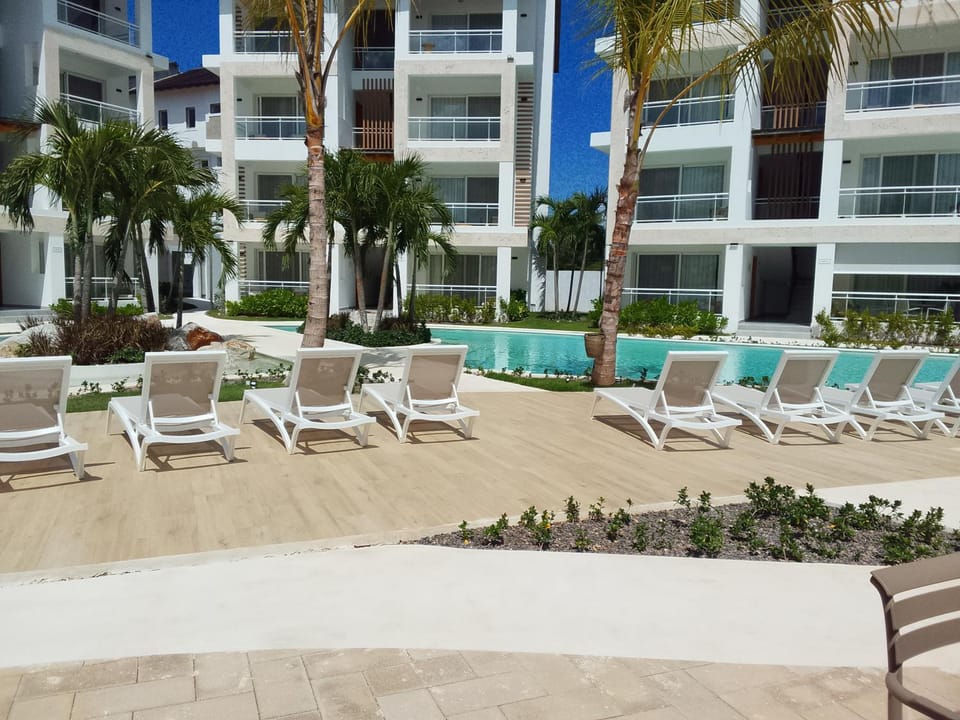 Patio, Day, Swimming pool, sunbed