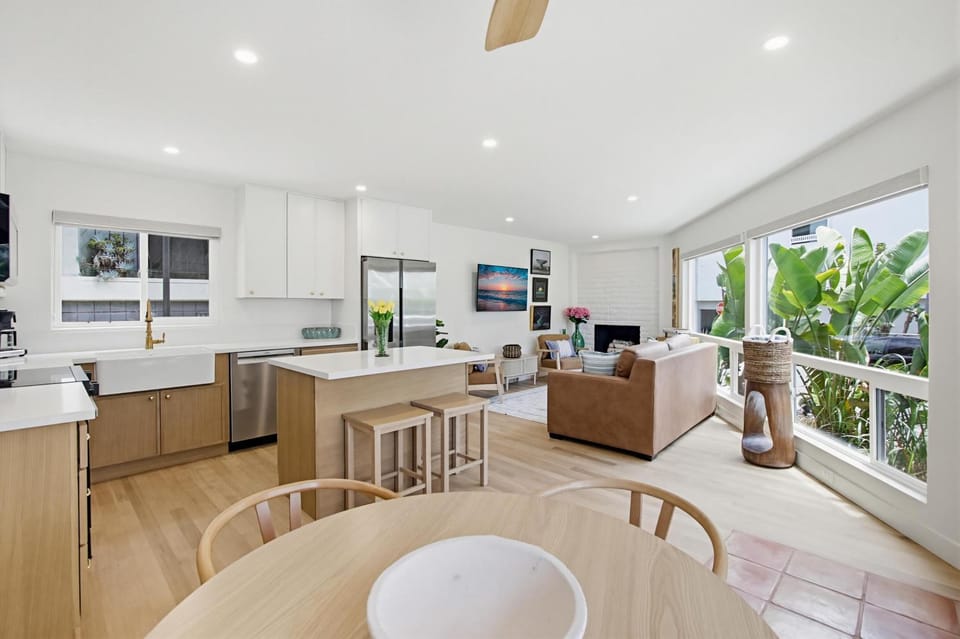 TV and multimedia, Kitchen or kitchenette, Living room, Seating area, Dining area
