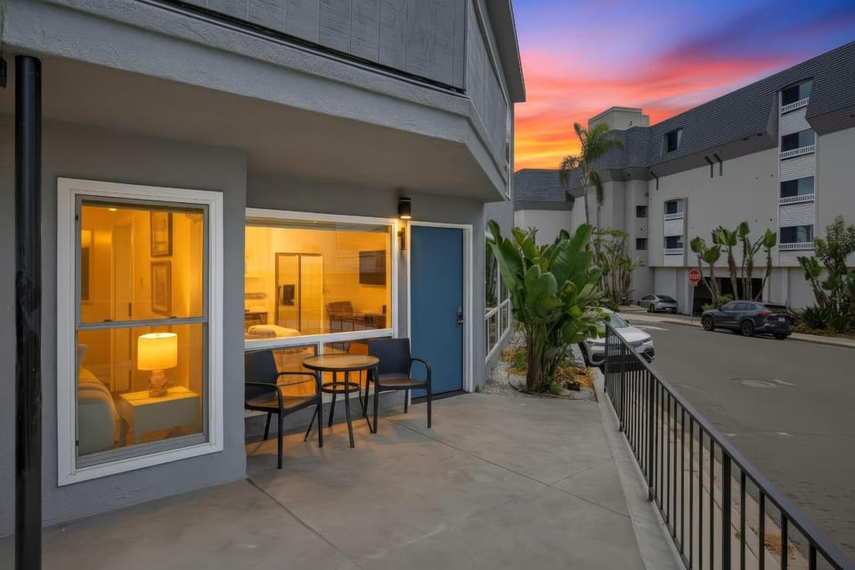 Property building, Patio, Balcony/Terrace, Dining area