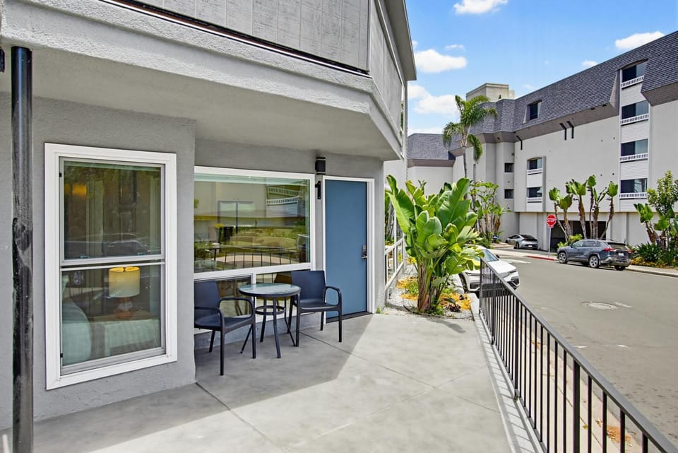 Patio, Day, Balcony/Terrace, Dining area