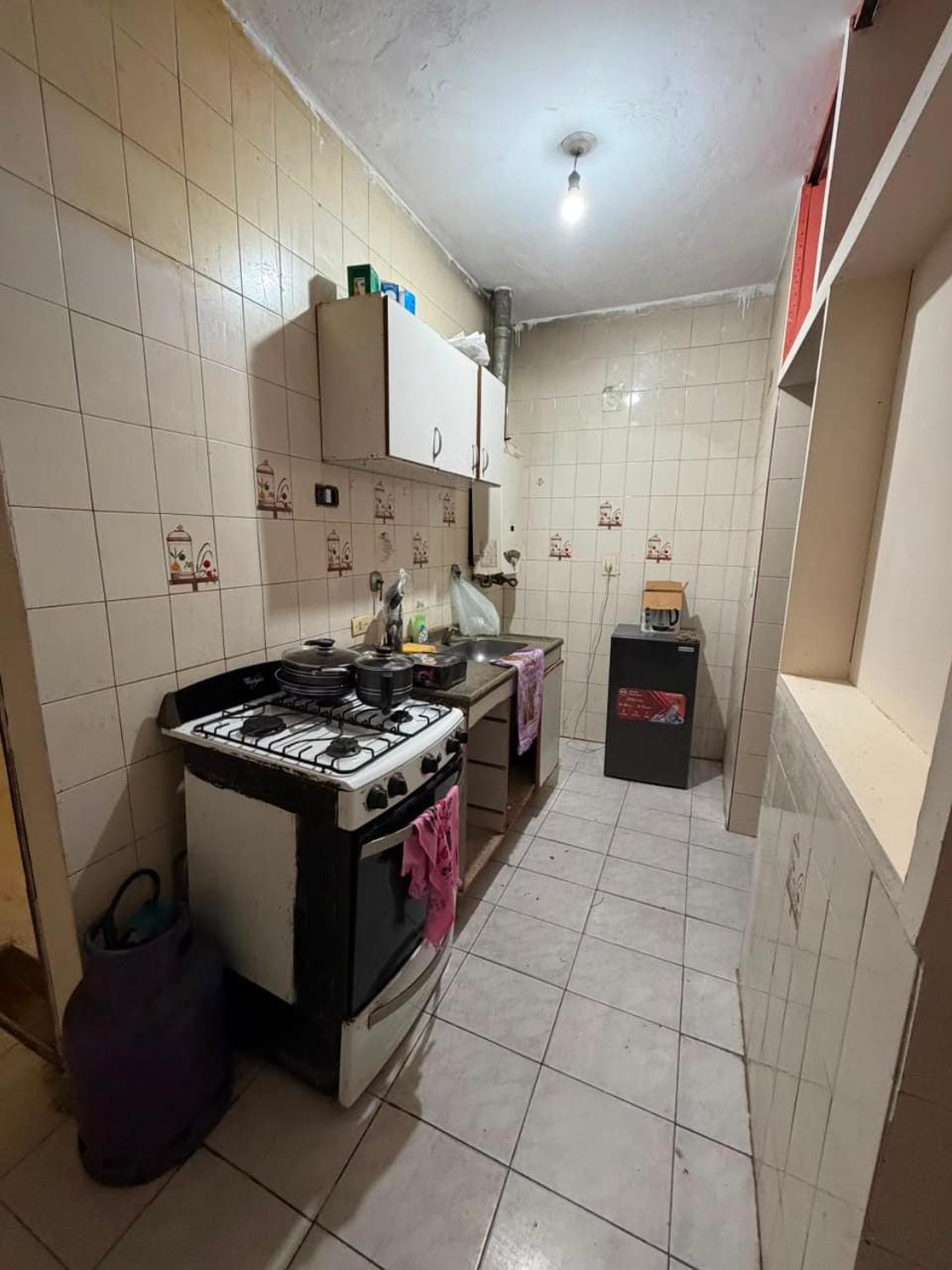 Kitchen or kitchenette, minibar