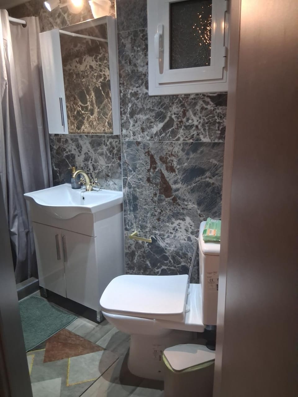 Shower, Toilet