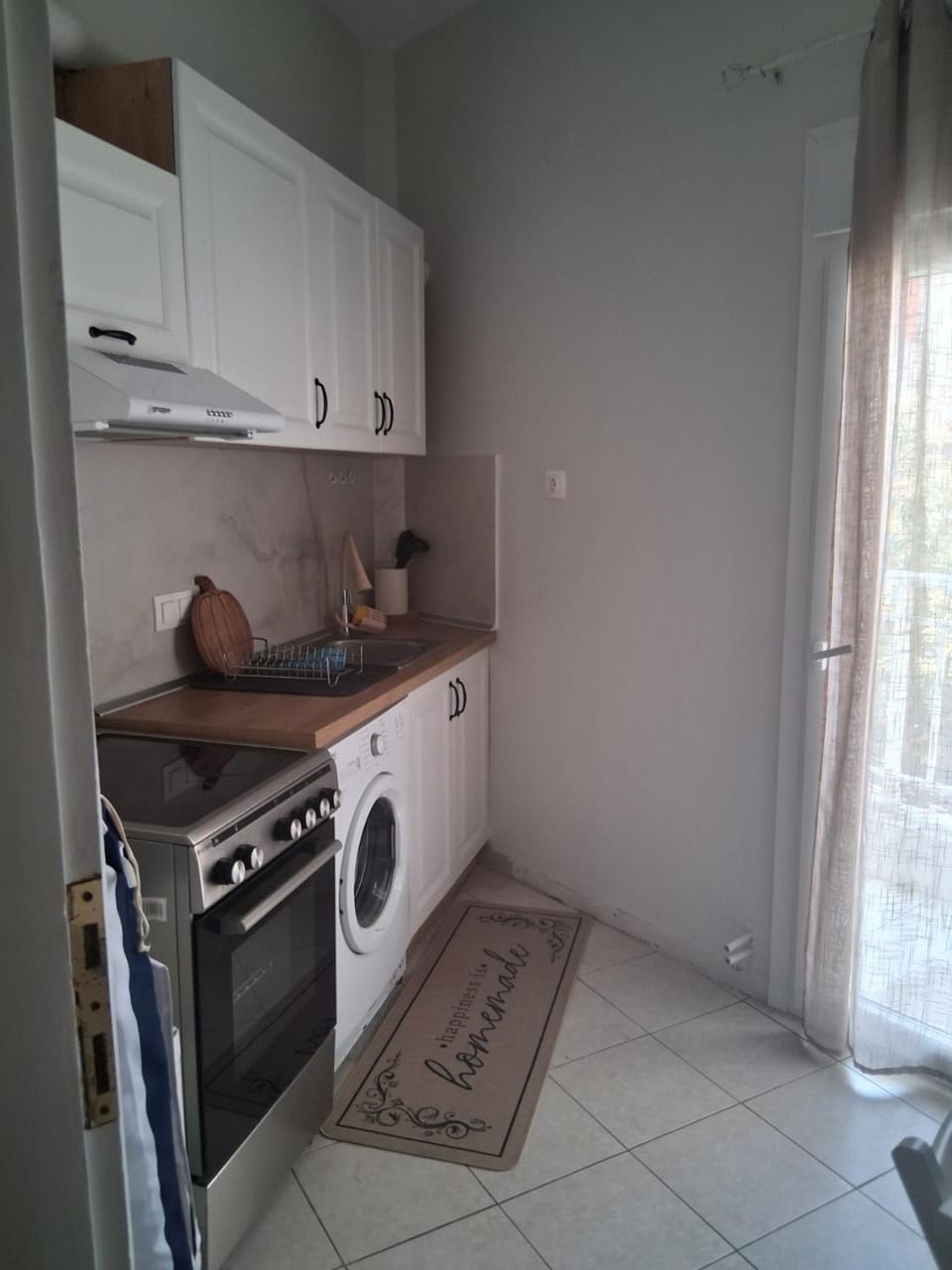 Kitchen or kitchenette, stove, washing machine