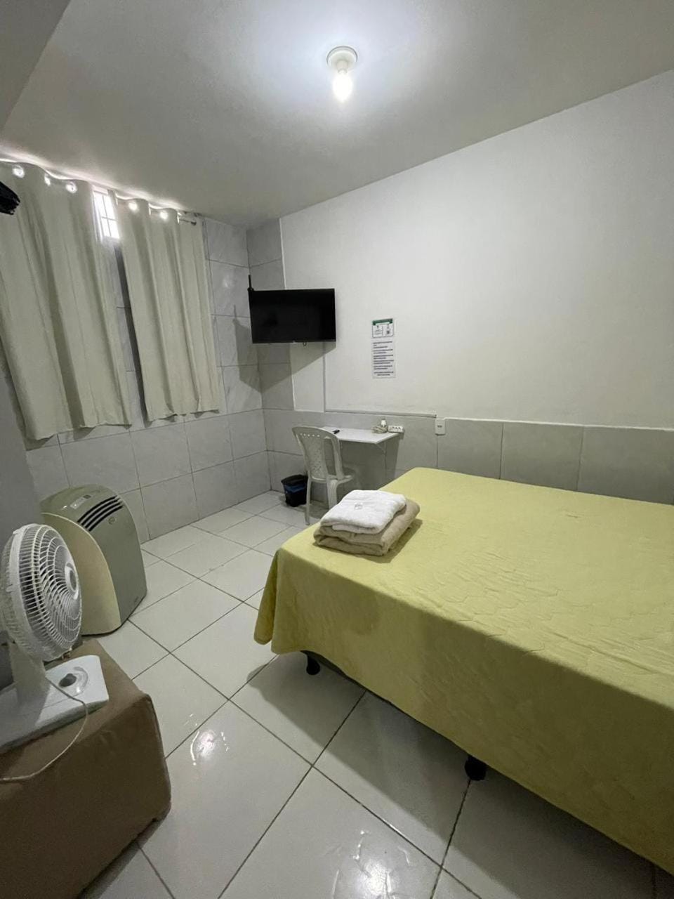 Bed, Photo of the whole room, towels, air conditioner
