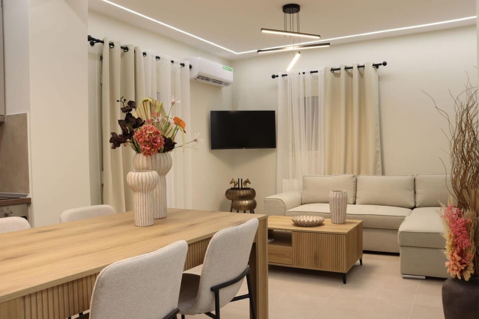 Communal lounge/ TV room, TV and multimedia, Living room, Seating area, Dining area, Evening entertainment