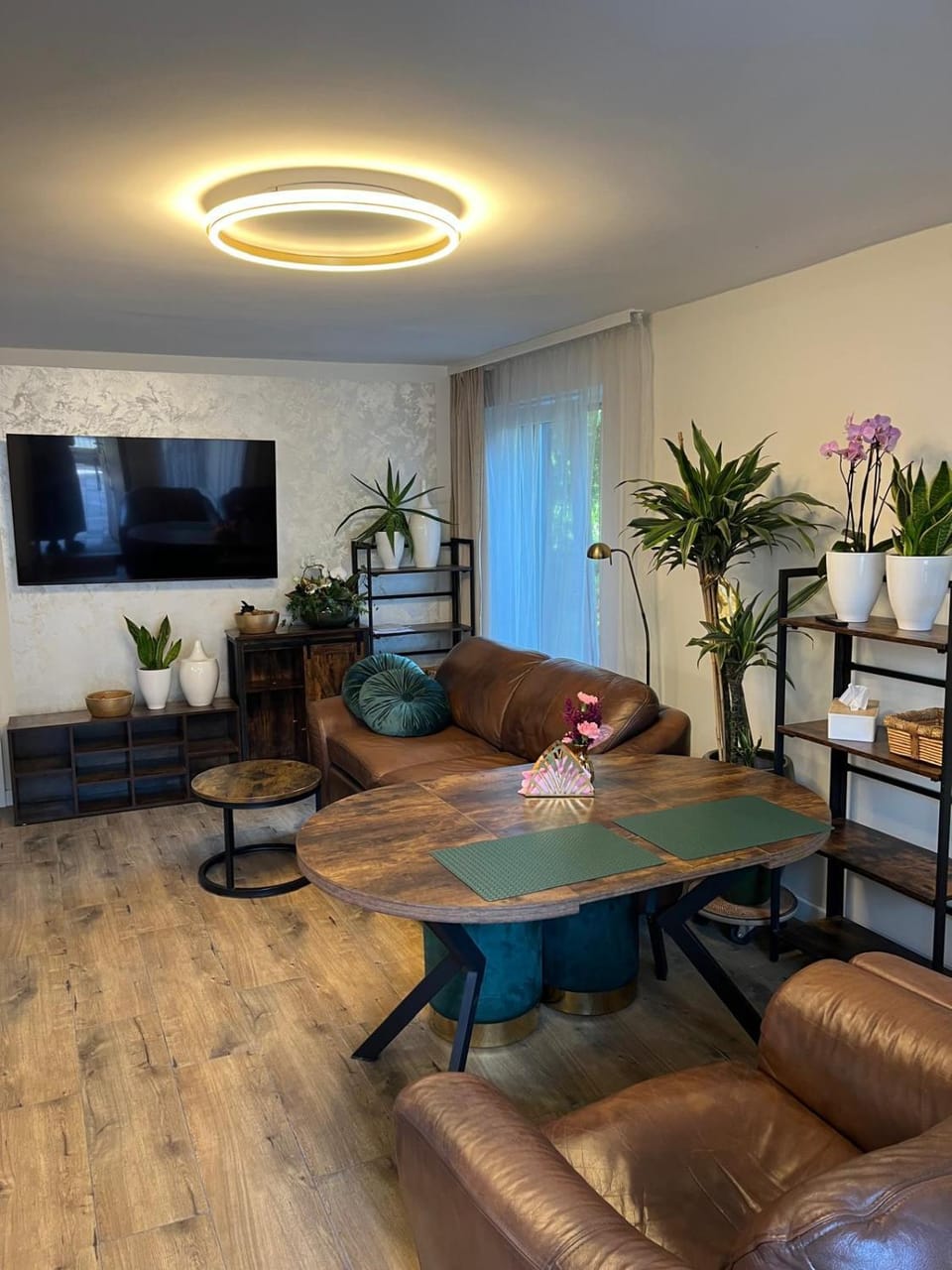 TV and multimedia, Living room, Seating area, Evening entertainment