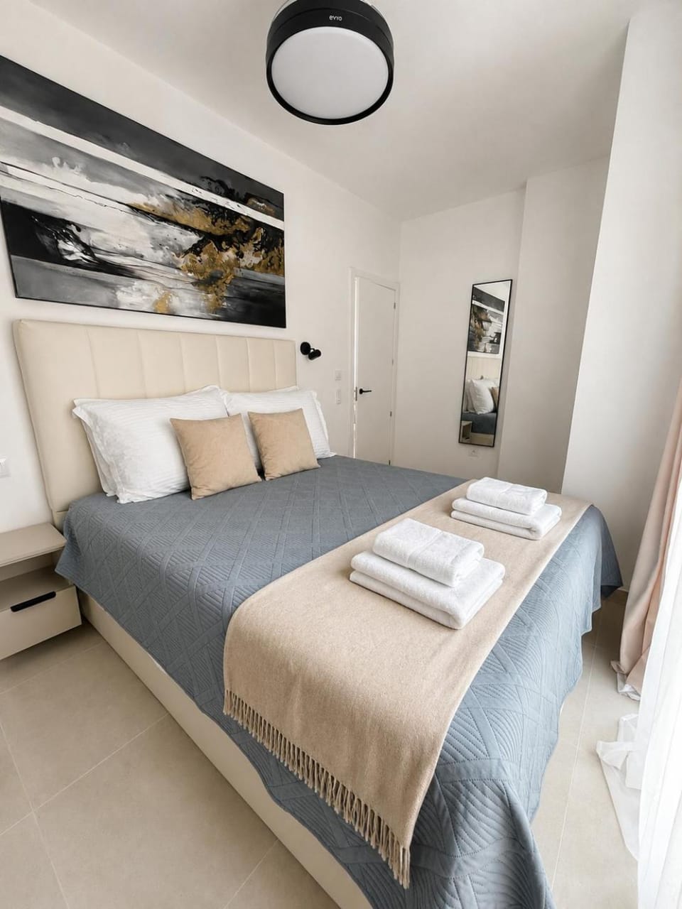 Bed, Bedroom, towels
