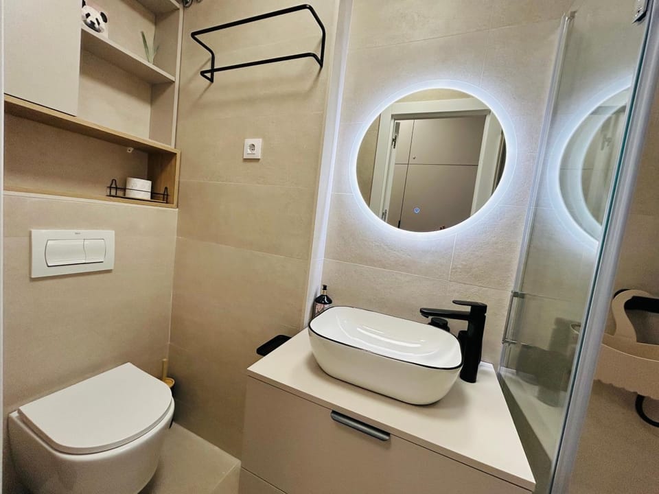 Shower, Toilet, Bathroom, towels