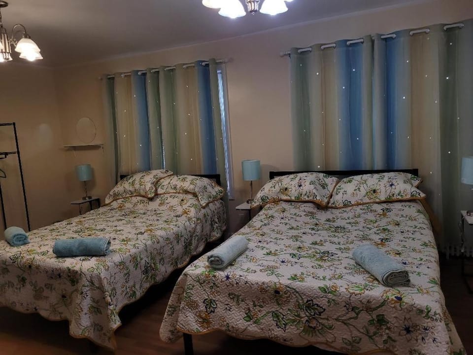 Large place with backyard Apartment in Forest Hills