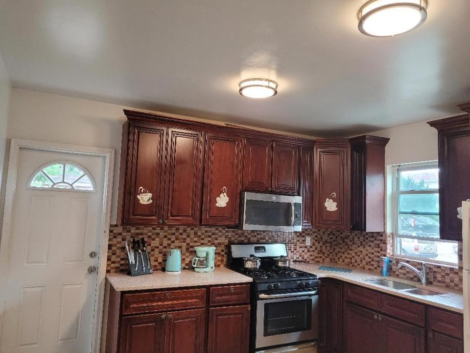 Large place with backyard Apartment in Forest Hills