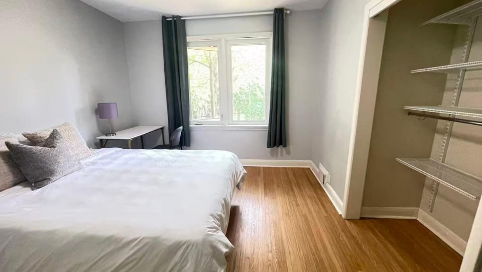 Cozy room With Shared Bath near Bayview York Mills Bed and Breakfast in Toronto