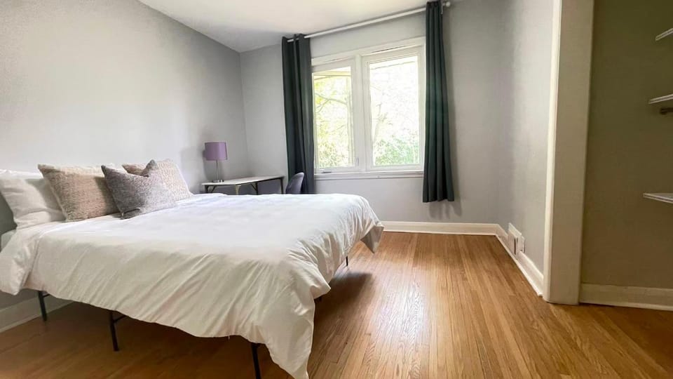 Cozy room With Shared Bath near Bayview York Mills Bed and Breakfast in Toronto