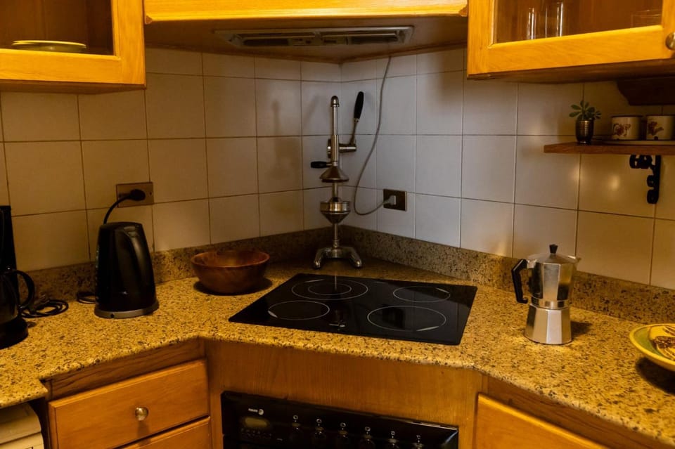 Coffee/tea facilities, Kitchen or kitchenette, stove