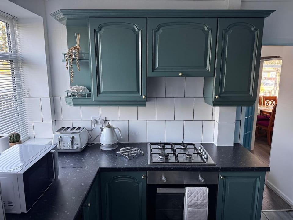 Spacious Newly Reno 3 Bed Home with Garden, Sleeps 7, Near BHX Airport, NEC & HS2 Apartment in Metropolitan Borough of Solihull